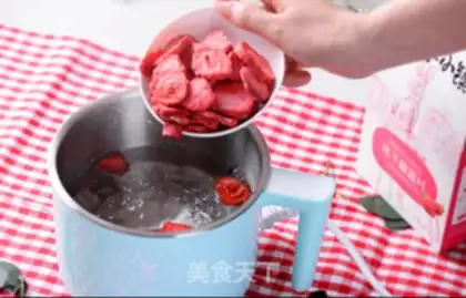 Make Rose-cruise strawberry stew step 2