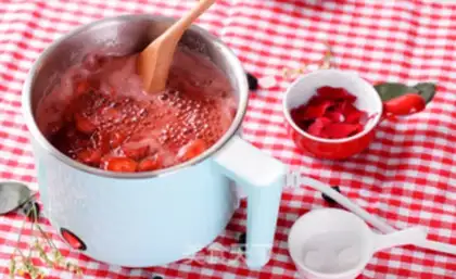 Make Rose-cruise strawberry stew step 3