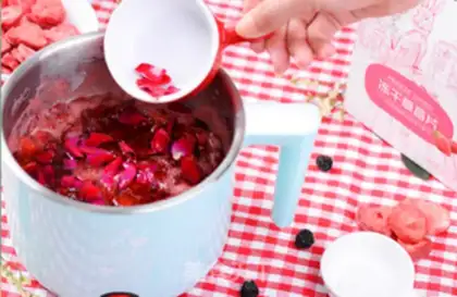 Make Rose-cruise strawberry stew step 4