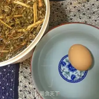 Make Eggs boiled with weeds step 1