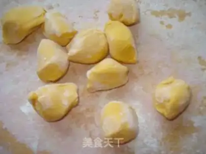 Make Pumpkin rose buns step 3