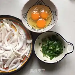 Make Onion fried eggs step 1