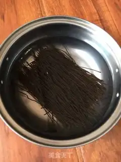 Make Spicy root powder step 1