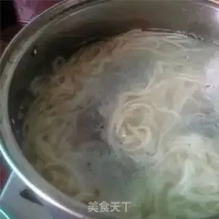Make Shrimp veggie spicy noodles step 1