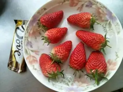 Make Chocolate strawberries step 0
