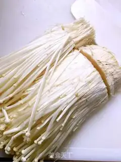 Make A cold-skinned egg and a golden needle mushroom step 0