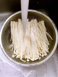 Make A cold-skinned egg and a golden needle mushroom step 1