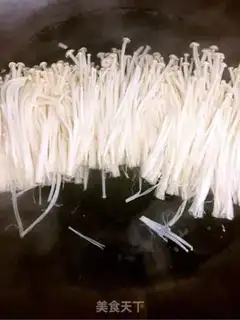 Make A cold-skinned egg and a golden needle mushroom step 3