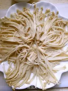 Make A cold-skinned egg and a golden needle mushroom step 6