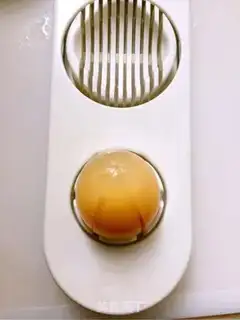 Make A cold-skinned egg and a golden needle mushroom step 7
