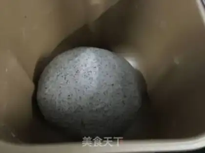 Make The soup grows Mickey black sesame bread step 4
