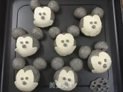 Make The soup grows Mickey black sesame bread step 14