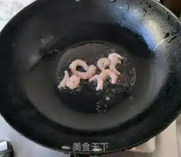 Make Yangzhou fried rice step 1