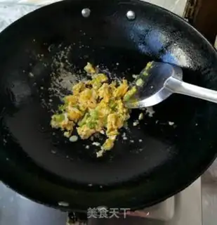 Make Yangzhou fried rice step 2