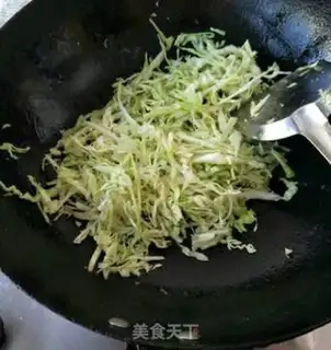 Make Yangzhou fried rice step 3