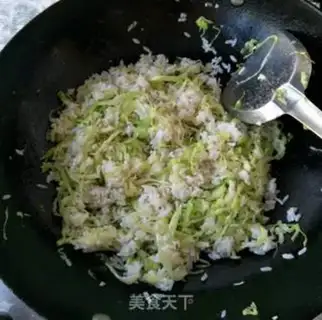 Make Yangzhou fried rice step 4