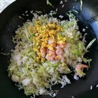 Make Yangzhou fried rice step 5