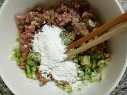 Make Five-cowball spinach soup step 2