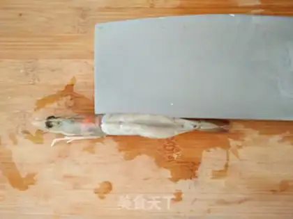 Make A garlic fan with a shrimp back step 1