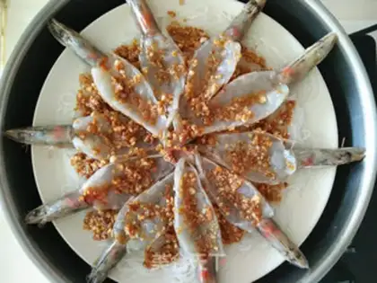 Make A garlic fan with a shrimp back step 6