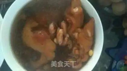 Make Soybean peanut stew pig feet step 3