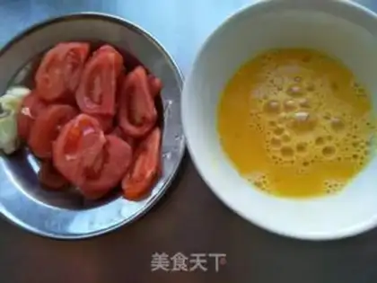 Make Tomato fried eggs step 1