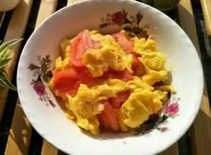 Make Tomato fried eggs step 5