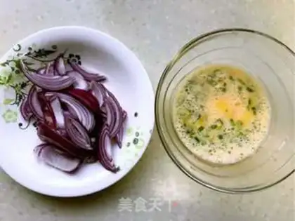 Make Cracked pepper onion fried eggs step 0