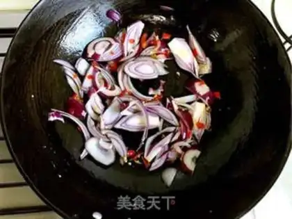 Make Cracked pepper onion fried eggs step 3