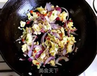 Make Cracked pepper onion fried eggs step 4