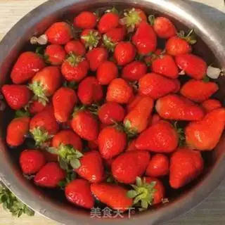 Make Homemade strawberry sauce step 0