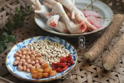 Make Peach-peased chicken foot soup step 0