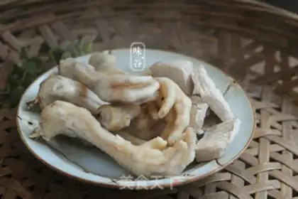 Make Peach-peased chicken foot soup step 1