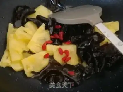 Make Pineapple fried wood step 7
