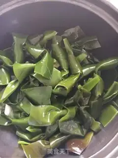 Make Pork hooves, soybeans step 1