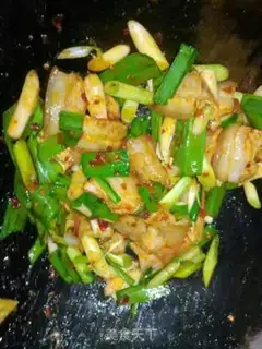 Make Garlic sprouts back to the pot step 4