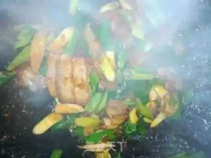 Make Garlic sprouts back to the pot step 6