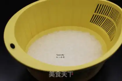 Make Pineapple rice step 1