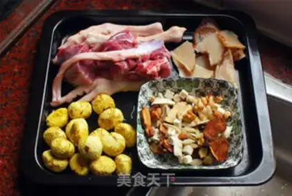 Make Chestnut chicken claw seafood soup step 0