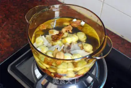 Make Chestnut chicken claw seafood soup step 1