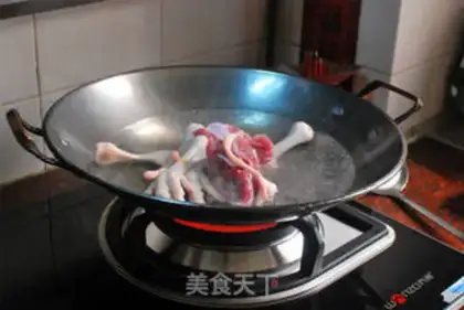 Make Chestnut chicken claw seafood soup step 2