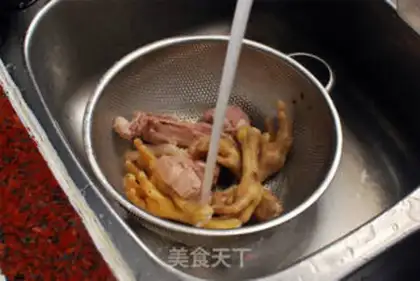 Make Chestnut chicken claw seafood soup step 3