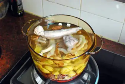Make Chestnut chicken claw seafood soup step 4