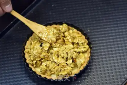 Make Caramel walnut pie step 8