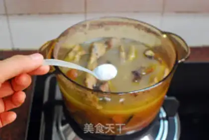 Make Chestnut chicken claw seafood soup step 7