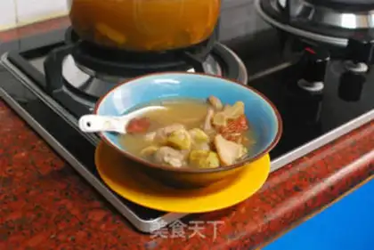 Make Chestnut chicken claw seafood soup step 8