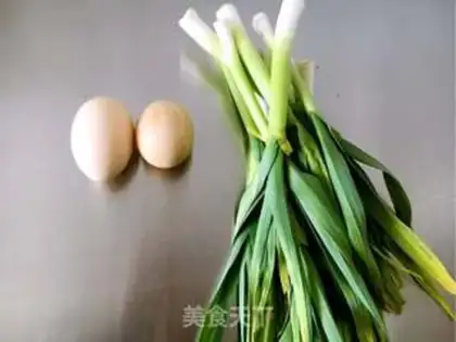 Make Eggs and garlic step 0