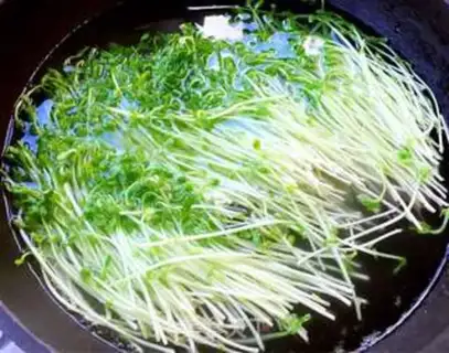 Make ♪ The guacamole ♪ step 1