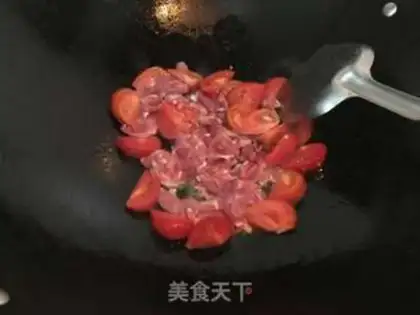 Make Tomato skinny egg soup step 1