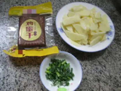 Make Eggs and fried potatoes step 0